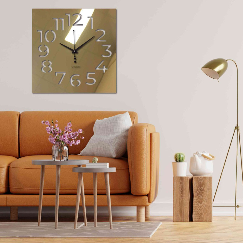 Plexiglass clock – lightweight design with clean lines and precise manufacturing