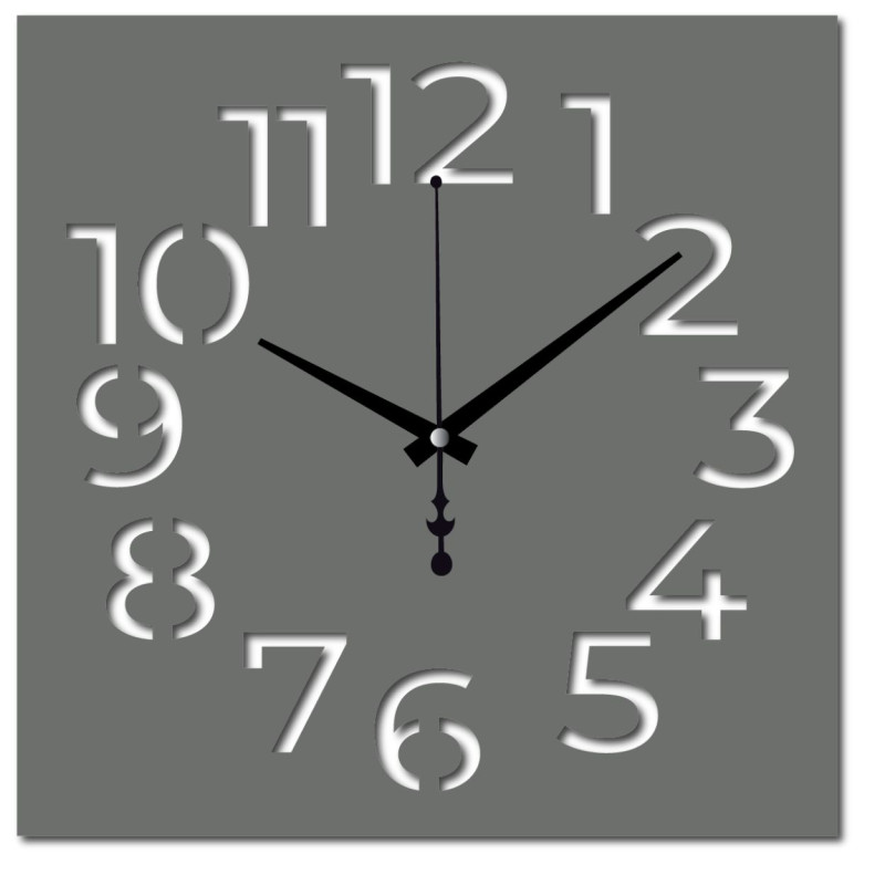 Plexiglass clock – lightweight design with clean lines and precise manufacturing