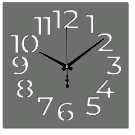 Plexiglass clock – lightweight design with clean lines and precise manufacturing