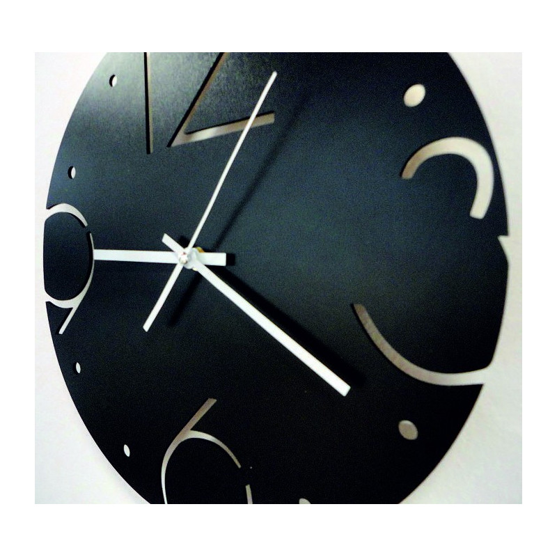 Silent clock with a stylish dial and contrasting hands on an oak board.