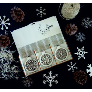 Set of wooden ornaments, contains 18 pieces