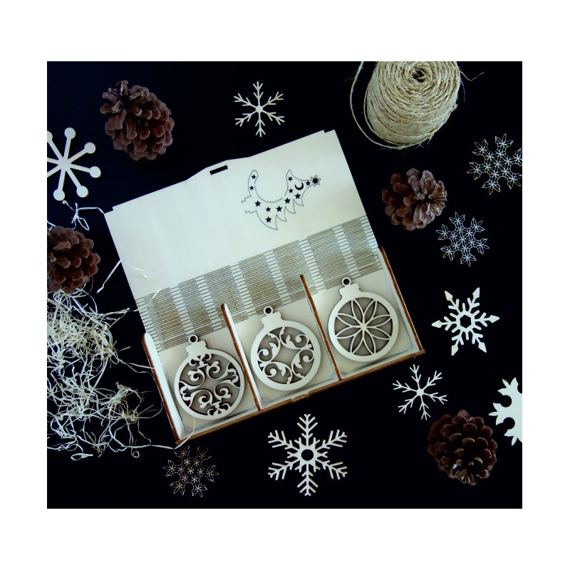 Set of wooden ornaments, contains 18 pieces